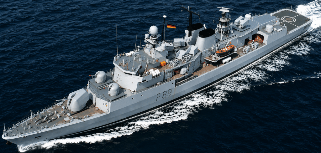 La fregata MEKO 360H, ARADA (F89) della Marina nigeriana. Il suo sistema di propulsione CODOG (due TG Rolls-Royce TM 3B OLYMPUS sviluppanti 41.180 kW, e due diesel MTU del tipo 20 V 956 TB 92, sviluppanti 8.090 kW) permette una velocità massima di 30,5 nodi.
