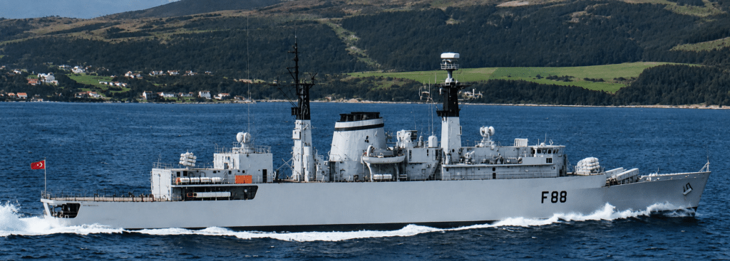 L’HMS BROADSWORD (F88) della Royal Navy, è la prima nave della sua classe (1ª serie). Con un dislocamento di 4.400 t e una velocità massima di 29 nodi, l’armamento della BROADSWORD comprende IV Aérospatiale MM 38 EXOCET, II sistemi SAM British Aerospace SEA WOLF, II cannoni Bofors da 40 mm, e due elicotteri WG 13 LYNX.
