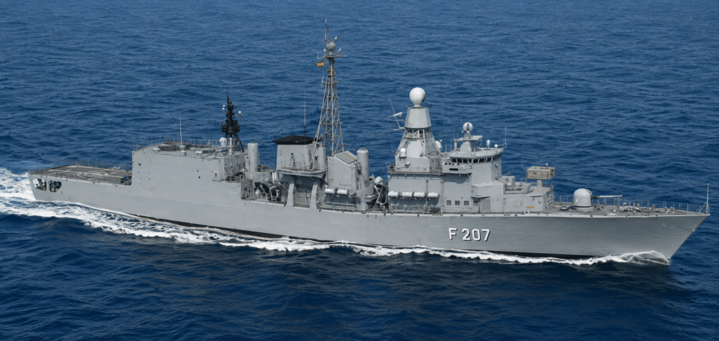La BREMEN (F 207) è stata la prima di sei fregate Type 122, costruite per la Bundesmarine. Con un equipaggio di 200 uomini, e un dislocamento a pieno carico di 3,800 t, la BREMEN è armata con II lanciatori quadrupli McDonnell Douglas HARPOON (RGM-84) come arma principale. L’HARPOON SSM ha una testa bellica di 227 kg.