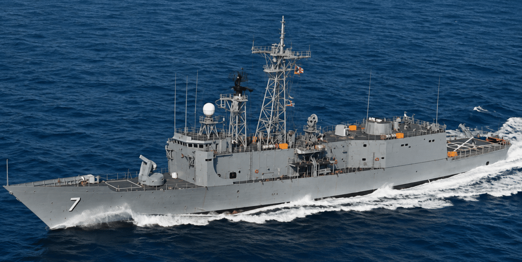 L’USS OLIVER HAZARD PERRY (FFG7) con il lanciatore Mk 13 in posizione elevata. L’Mk 13 può lanciare sia General Dynamics STANDARD SM-1 MR (RIM-66B) SAM che McDonnell Douglas (RGM-84) SSM. Ha anche un cannone Mk 75 AA da 76 mm e un VULCAN PHALANX CIWS da 20 mm.