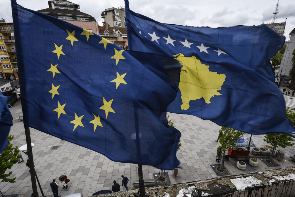 Bandiers dell'UE e quella del Kosovo.