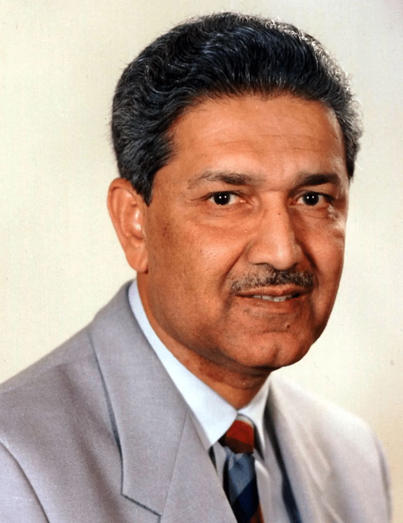 Abdul Qadeer Khan (nato il 1° aprile 1936 a Bhopal , India - morto il 10 ottobre 2021 a Islamabad, Pakistan) è stato un ingegnere pakistano, figura chiave del rogramma nucleare pakistano.