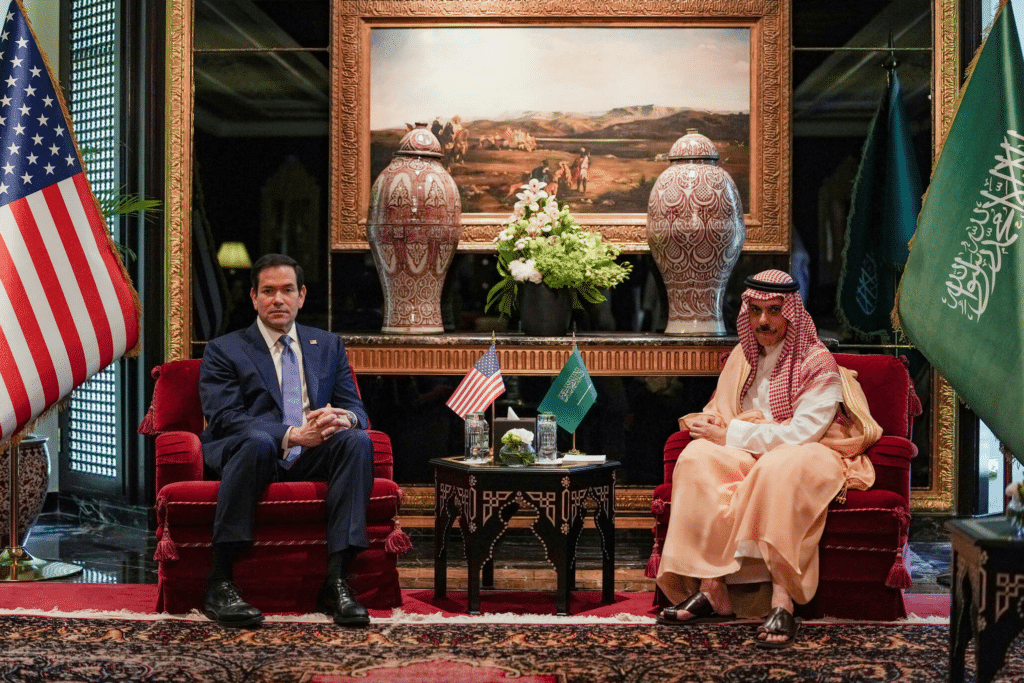 Il Segretario di Stato USA Marco Rubio incontra il ministro degli Esteri saudita principe Faisal bin Farhan in Bahrain a margine della riunione ministeriale tra il Consiglio di Cooperazione del Golfo e gli Stati Uniti.