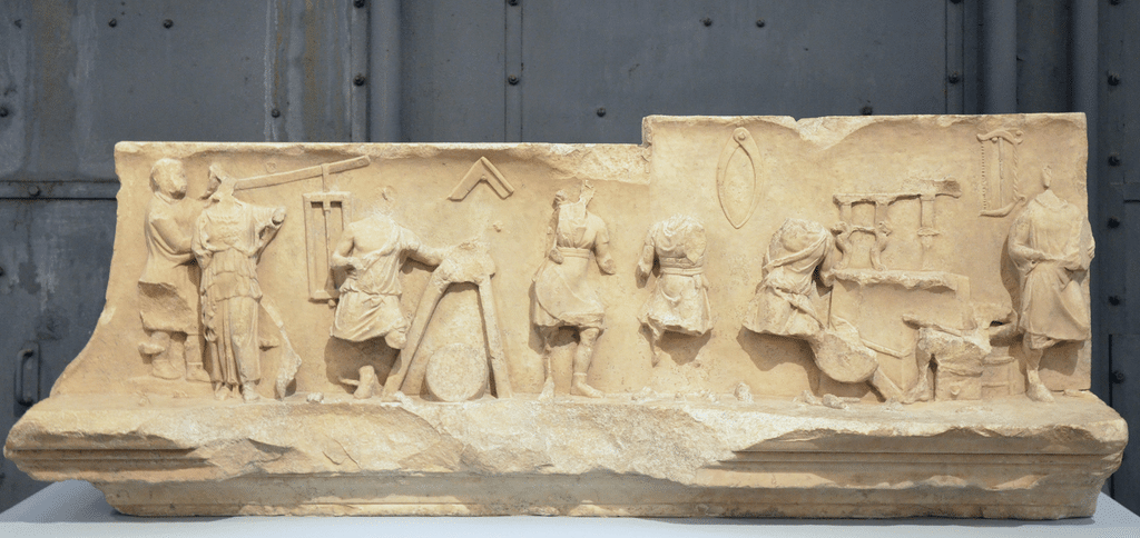 Fregio del Collegium Fabrum Tignuariorum, associazione professionale romana degli artigiani del legno e delle costruzioni, età flavia. Centrale Montemartini, Roma.