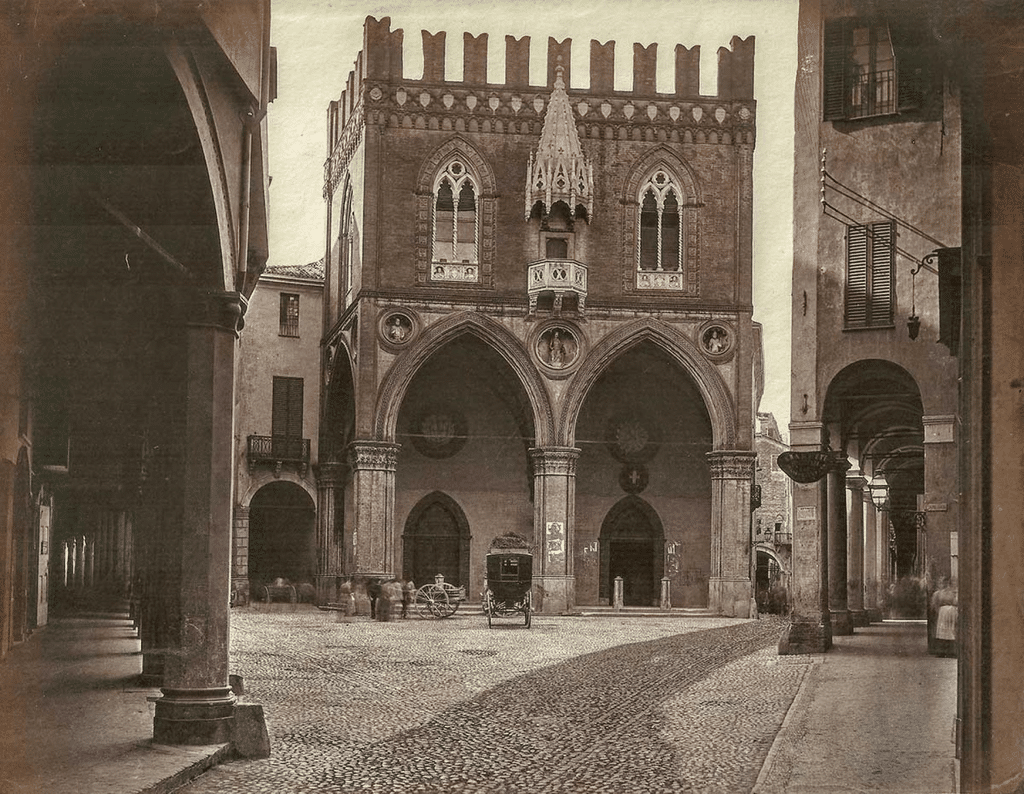 Il Palazzo della Mercanzia di Bologna, sede medievale del tribunale dei mercanti e di alcune corporazioni cittadine, espressione del ruolo economico e politico assunto dalle arti nella vita comunale.