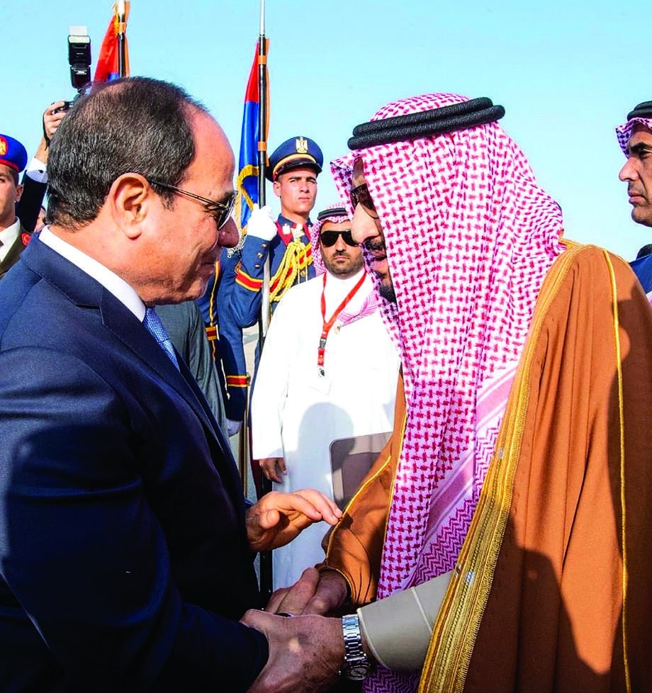 Il presidente egiziano Abdel Fattah al-Sisi riceve re Salman bin Abdulaziz a Sharm el-Sheikh