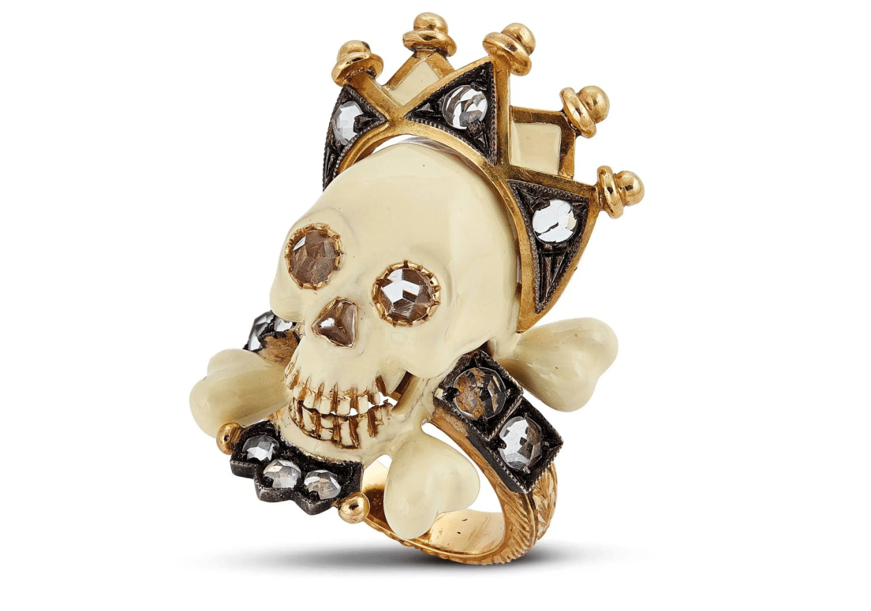 Anello memento mori con teschio, corona, smalto e diamanti.
