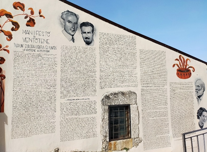 Murale con la trascrizione del Manifesto di Ventotene ad Aielli