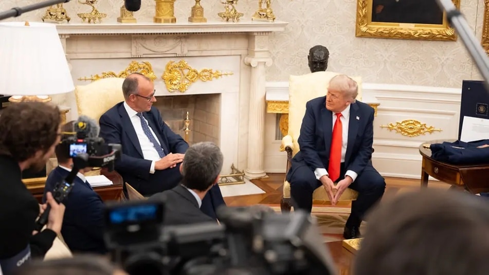 Friedrich Merz e Donald Trump seduti nello Studio Ovale durante il loro incontro