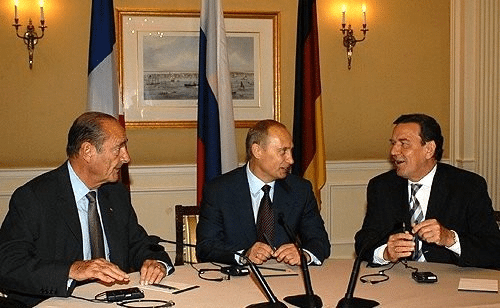 Vladimir Putin tra Jacques Chirac e Gerhard Schroeder durante l’incontro trilaterale del 10 febbraio 2003