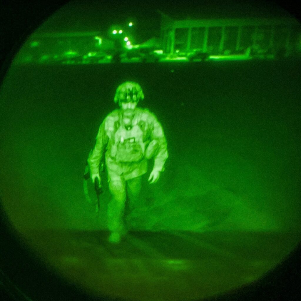 Il generale Chris Donahue sale su un C-17 all’aeroporto di Kabul in visione notturna