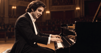 Dino Ciani al pianoforte in un teatro, illuminato da una luce calda.