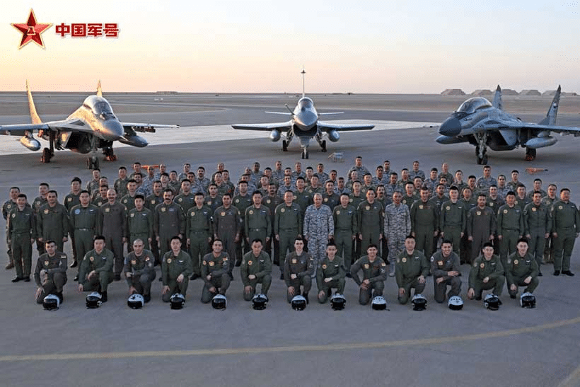 Militari cinesi ed egiziani davanti ad aerei da combattimento durante un’esercitazione congiunta.