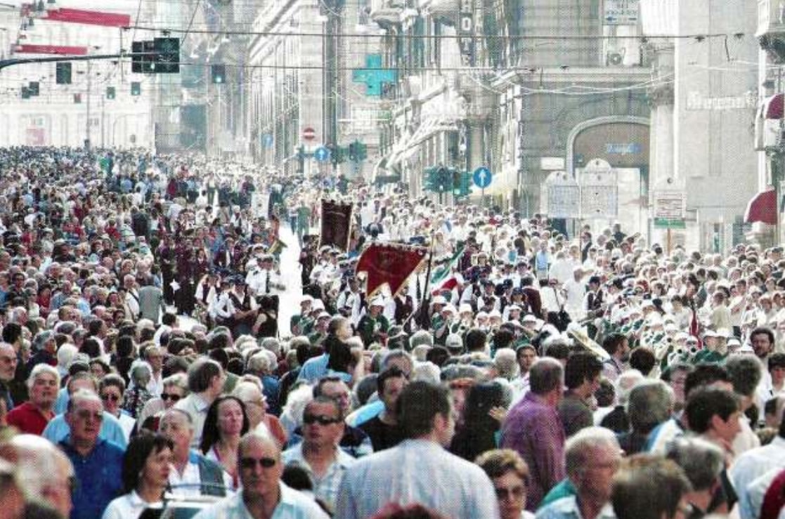 La Filarmonica Sestrese sfila in via XX Settembre a Genova nel 2004