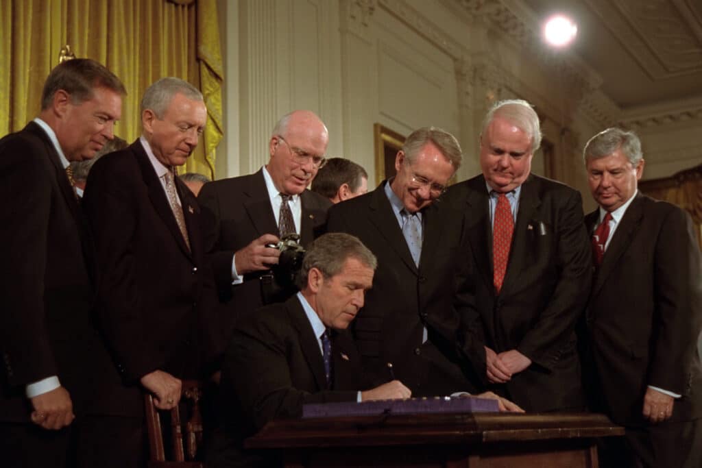 George W. Bush firma il USA PATRIOT Act nella East Room della Casa Bianca