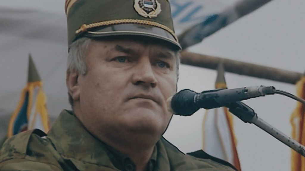 Ratko Mladić in uniforme durante un intervento pubblico.