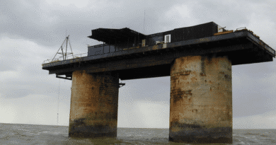 La piattaforma marittima di Sealand sotto un cielo nuvoloso