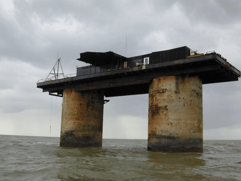 La piattaforma marittima di Sealand sotto un cielo nuvoloso