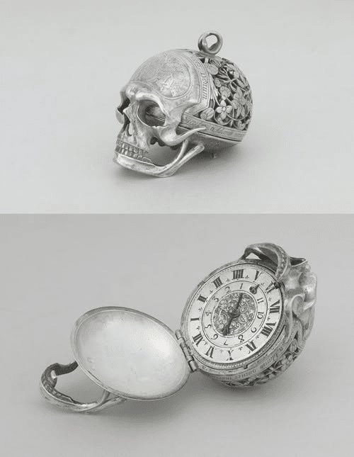 Orologio da tasca in argento a forma di teschio di Jean Rousseau, chiuso e aperto.