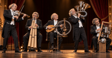 Ensemble teatrale in frac suona strumenti immaginari costruiti con oggetti comuni.