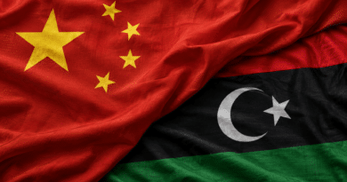 La bandiera cinese si sovrappone alla bandiera della Libia.