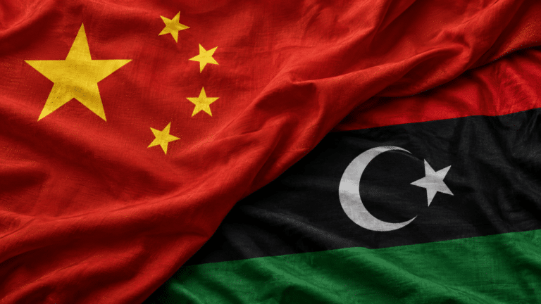 La bandiera cinese si sovrappone alla bandiera della Libia.