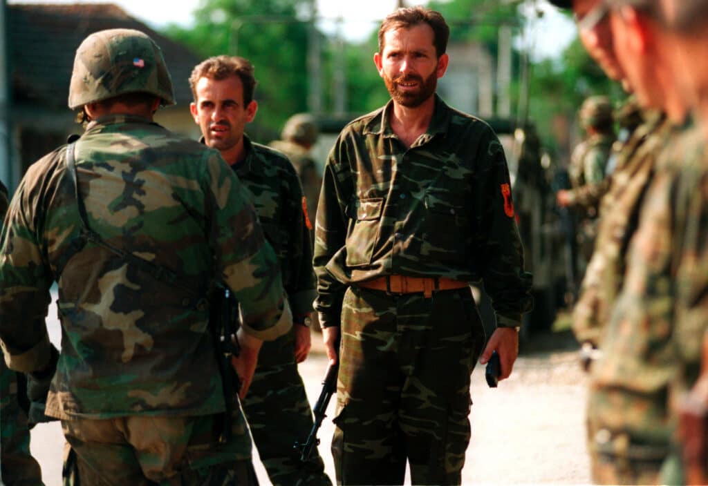 Membri dell’UÇK davanti ai Marines statunitensi a Zegra nel giugno 1999.