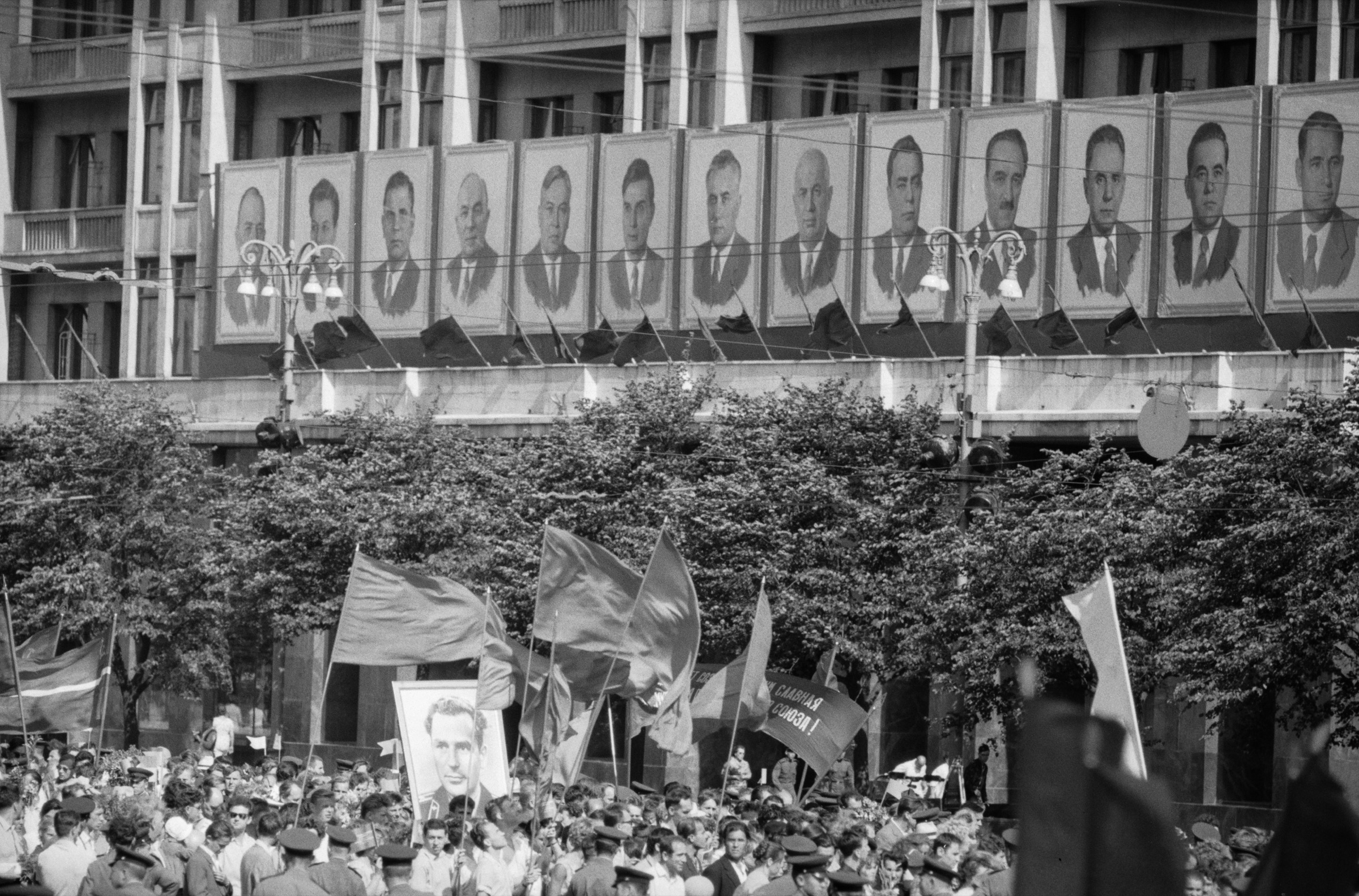 Parata a Mosca del 1961 con i ritratti della dirigenza sovietica sull’Hotel Moskva; Suslov è il quinto da sinistra.