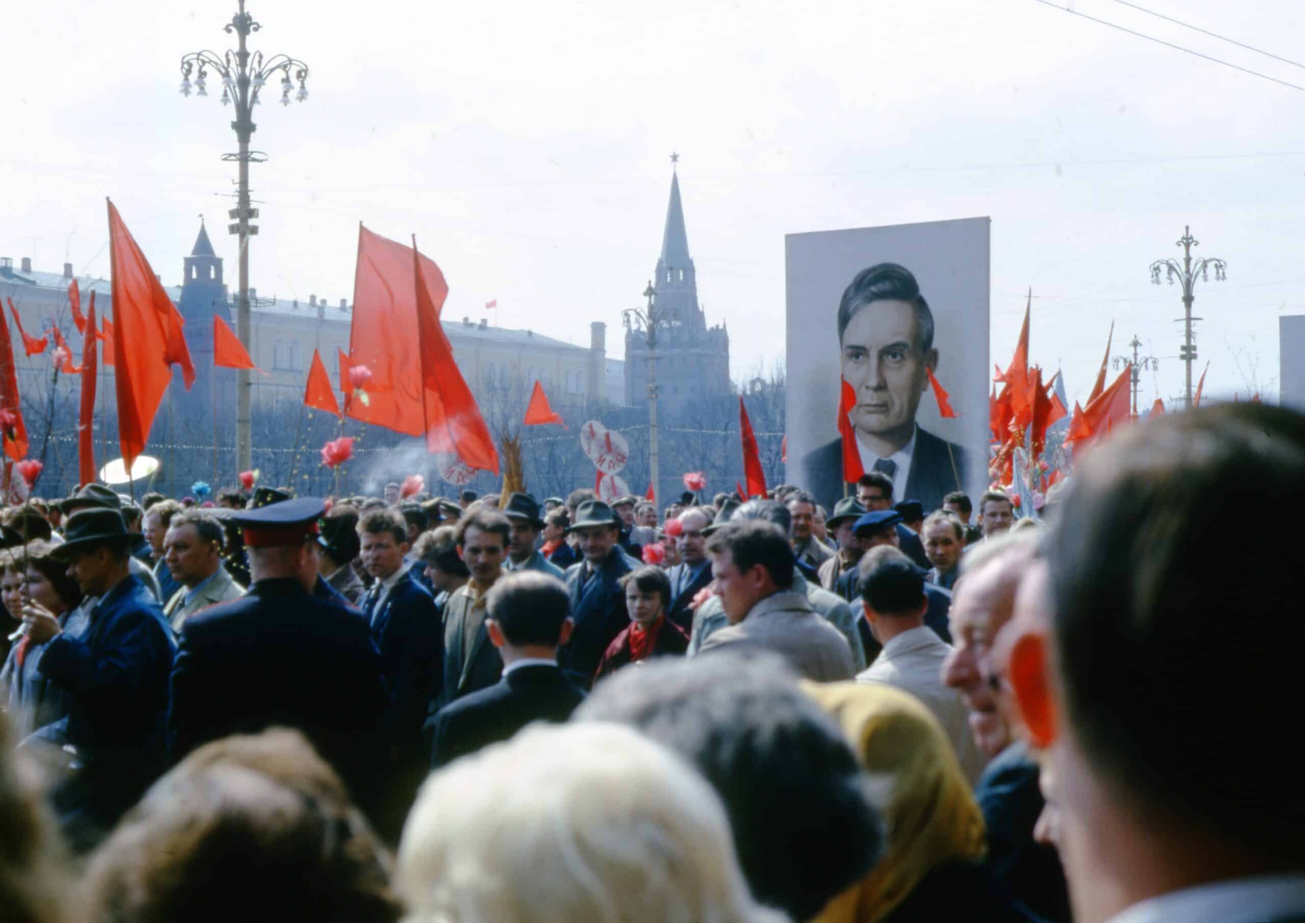 Manifestazione del Primo maggio 1964 a Mosca con un grande ritratto di Michail Suslov sopra la folla.