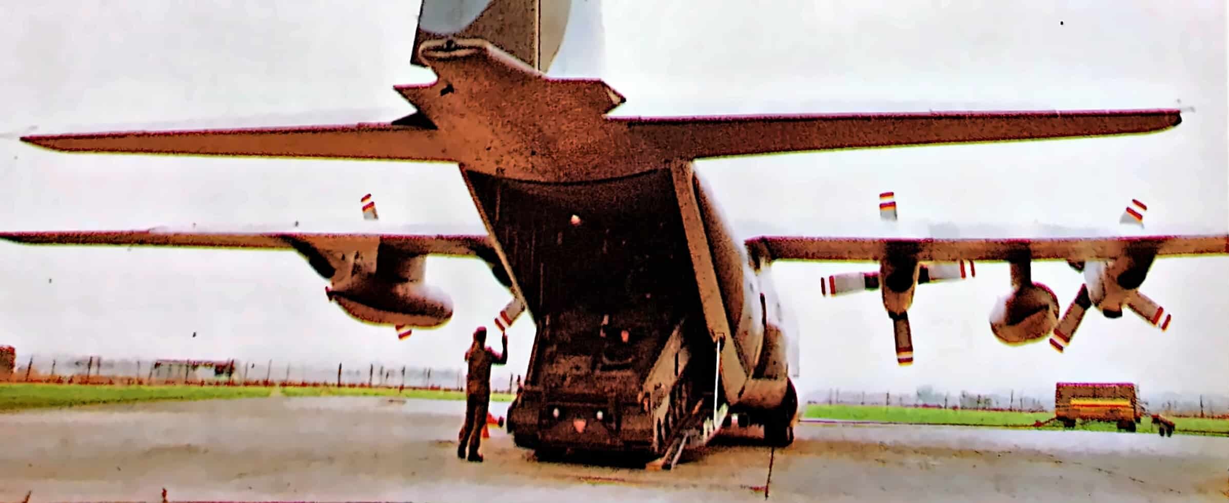 STORMER scende dalla rampa posteriore di un Lockheed C-130 Hercules