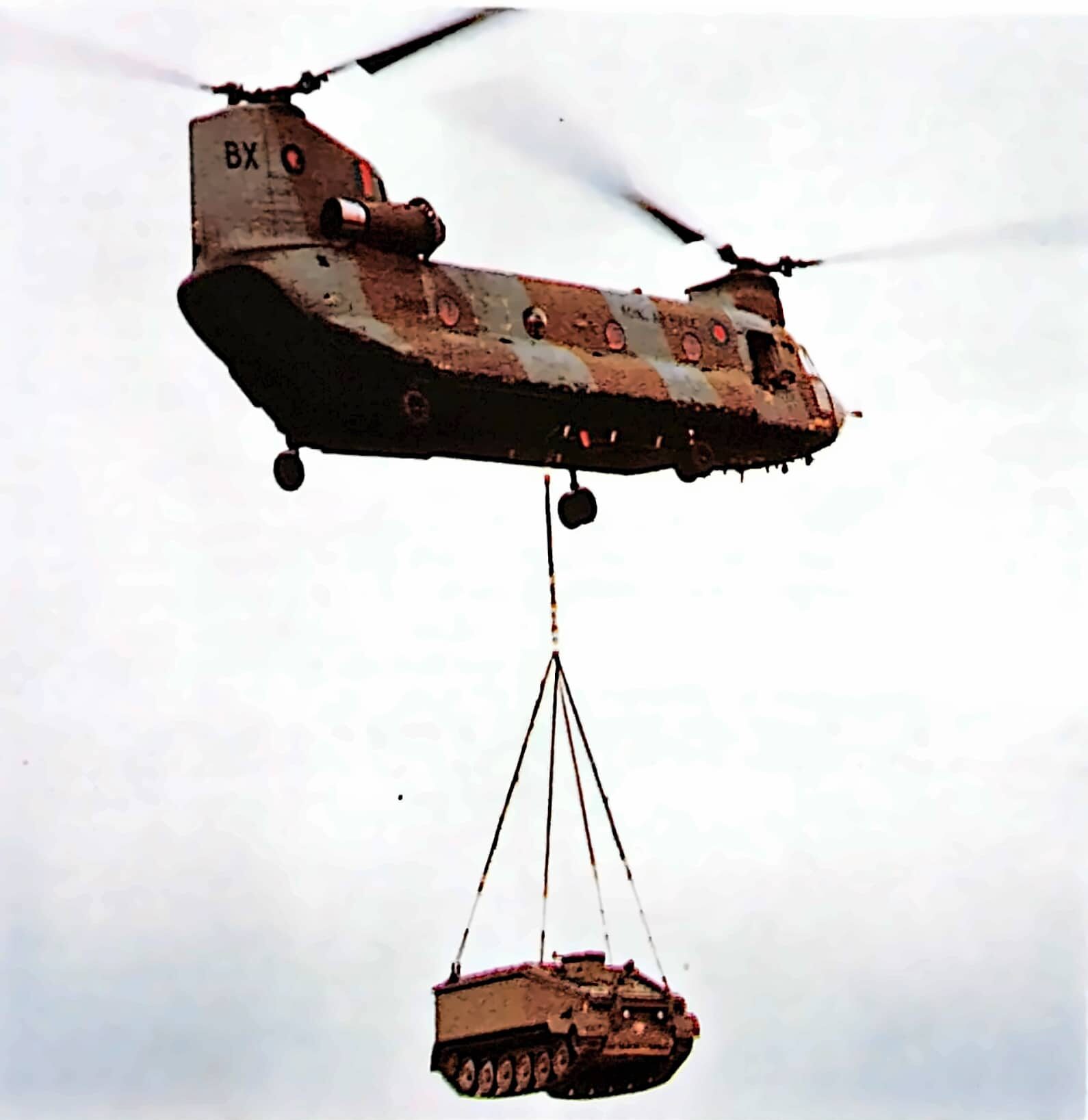 Elicottero Boeing Vertol CH-47 Chinook trasporta uno STORMER al gancio baricentrico