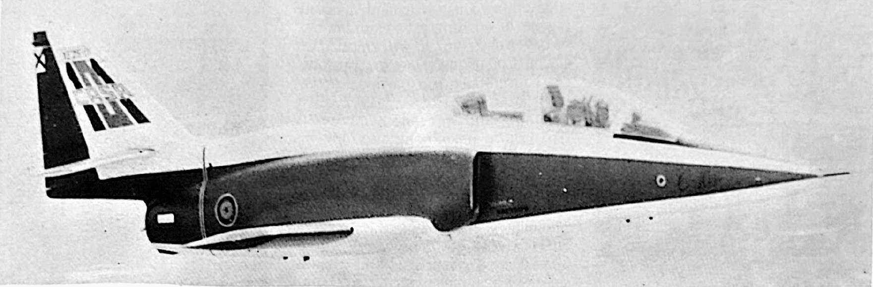 Vista laterale del primo prototipo CASA C-101 Aviojet