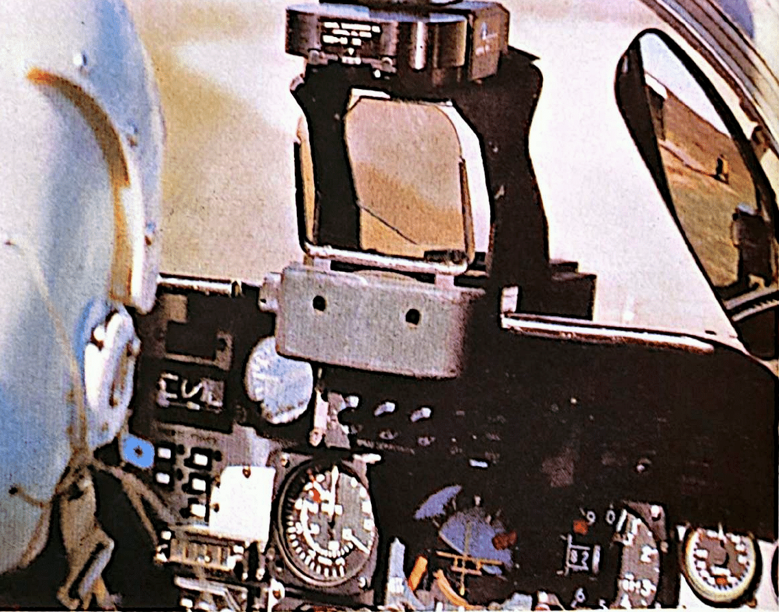 Strumentazione e mirino nel cockpit del CASA C-101