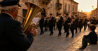 Banda musicale italiana in una piazza al tramonto, osservata da un bambino