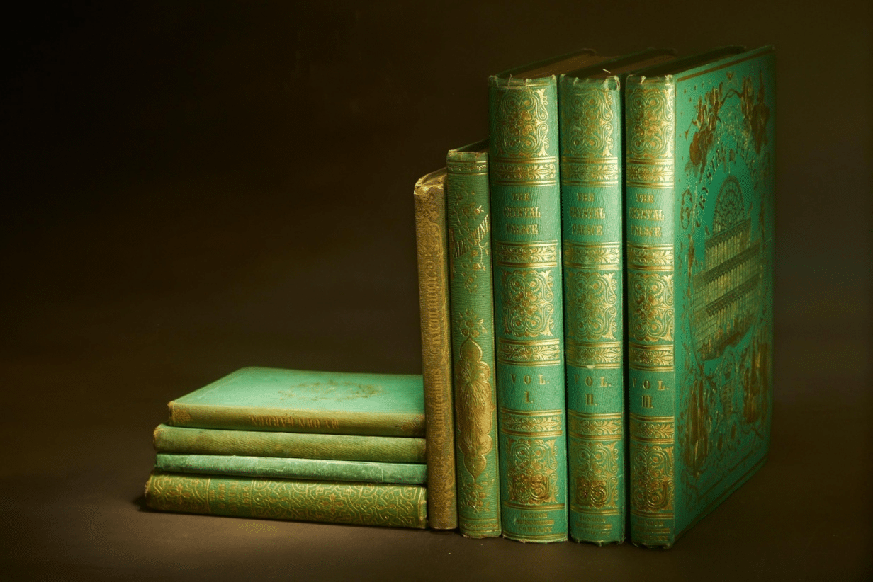 Libri ottocenteschi con legature verdi potenzialmente arsenicali.