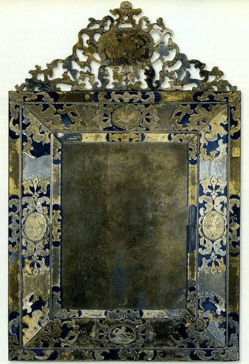 Specchio veneziano con cornice in vetro blu e decorazioni dorate.