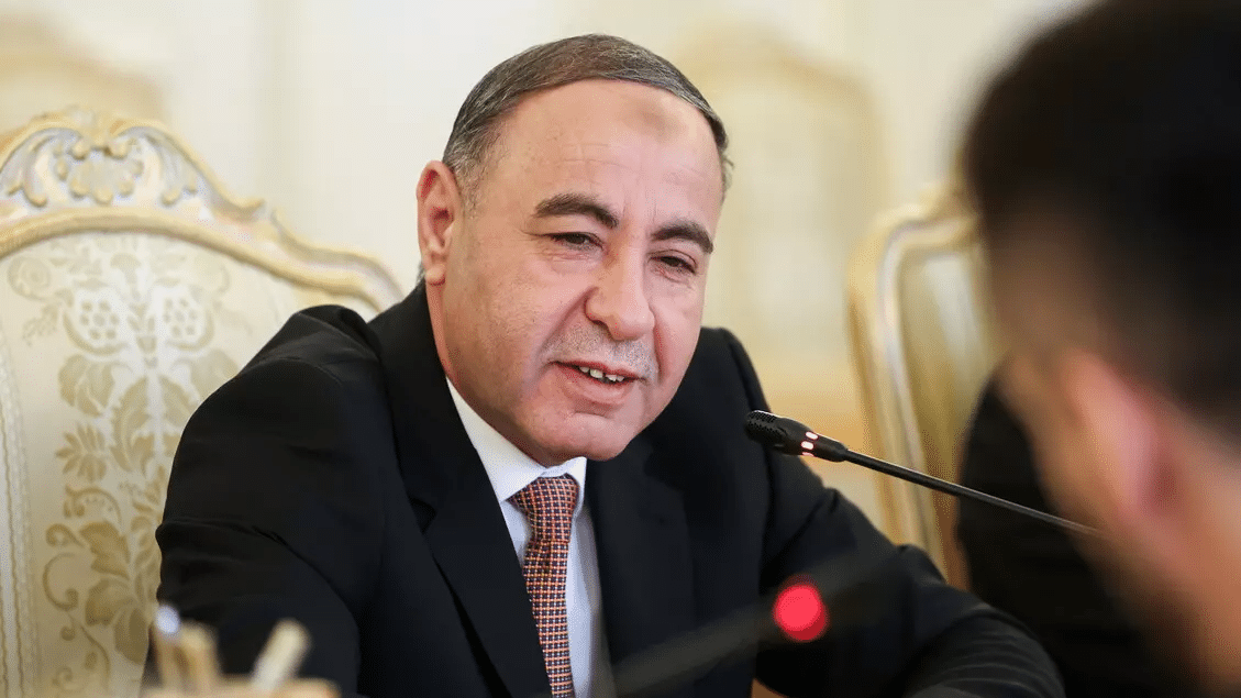 Il ministro degli Esteri libico ad interim Taher al-Baour durante un incontro.