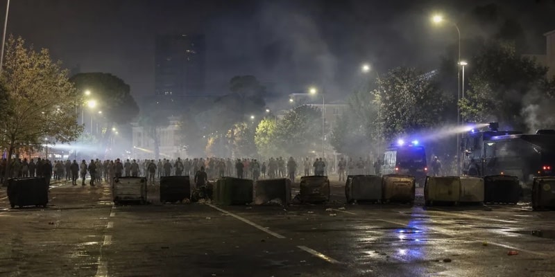 Le barricate e le proteste proseguono anche durante la notte.