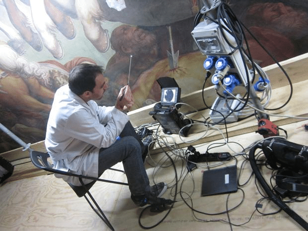 David Vanoni durante le indagini endoscopiche nel Salone dei Cinquecento