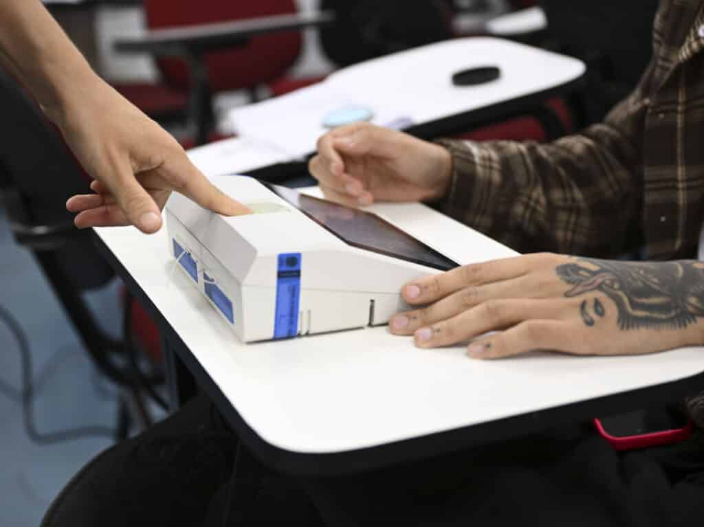 Identificazione biometrica di un elettore in un seggio brasiliano il 4 ottobre 2026