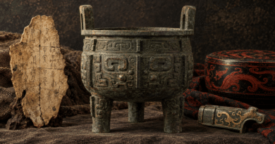 Copertina illustrata con osso oracolare Shang, vaso rituale della dinastia Zhou e lacca dei Regni Combattenti.