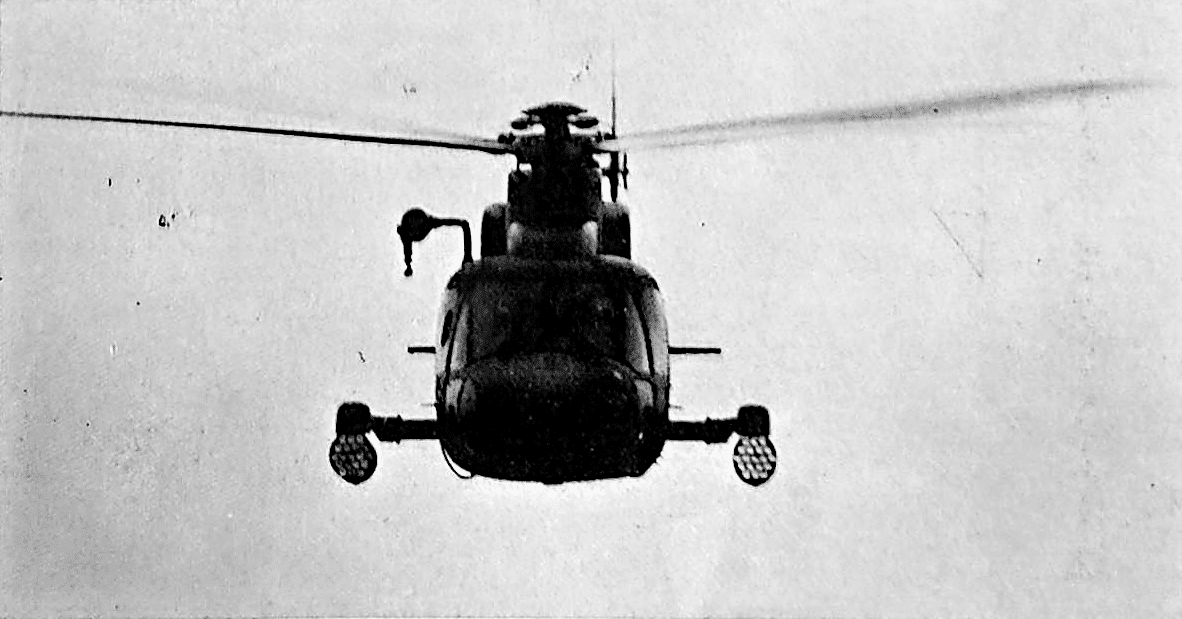 Vista frontale di un Sikorsky S-76 armato in volo.