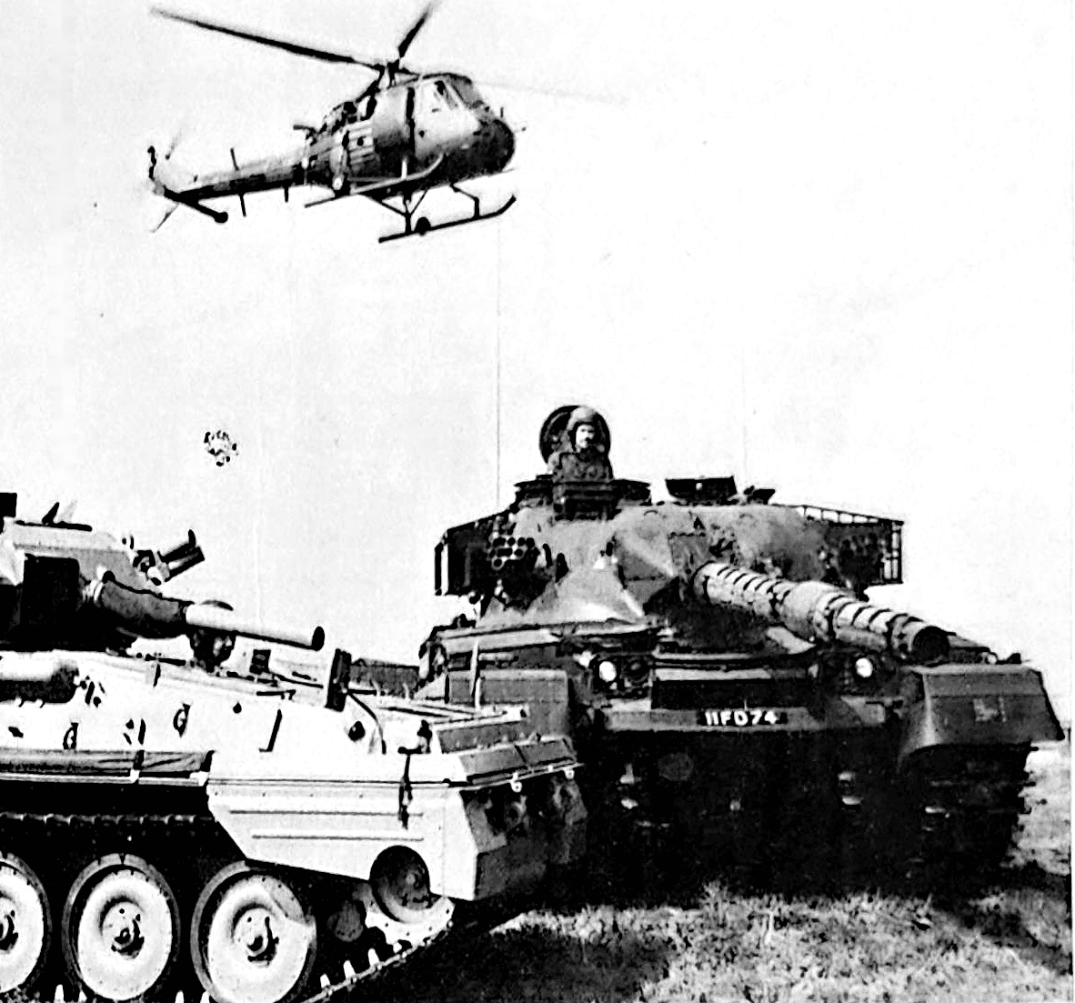 Westland Scout in volo sopra veicoli corazzati britannici.