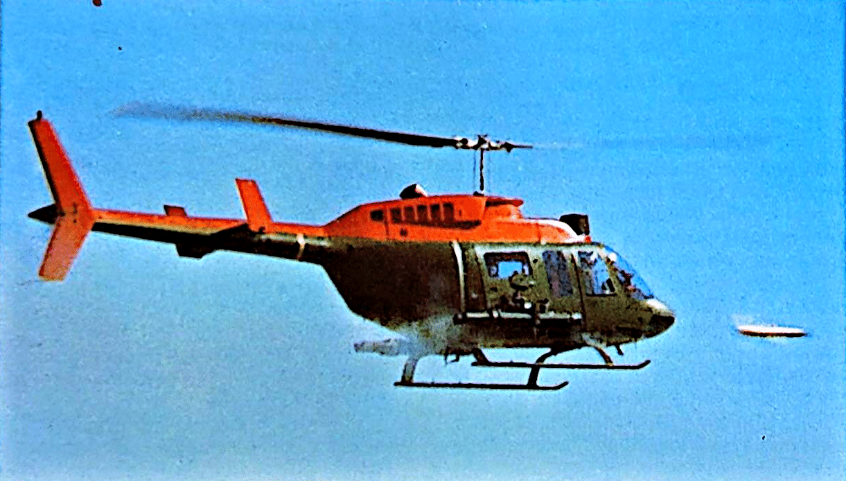 Bell 206 Texasranger durante il lancio di un missile TOW.