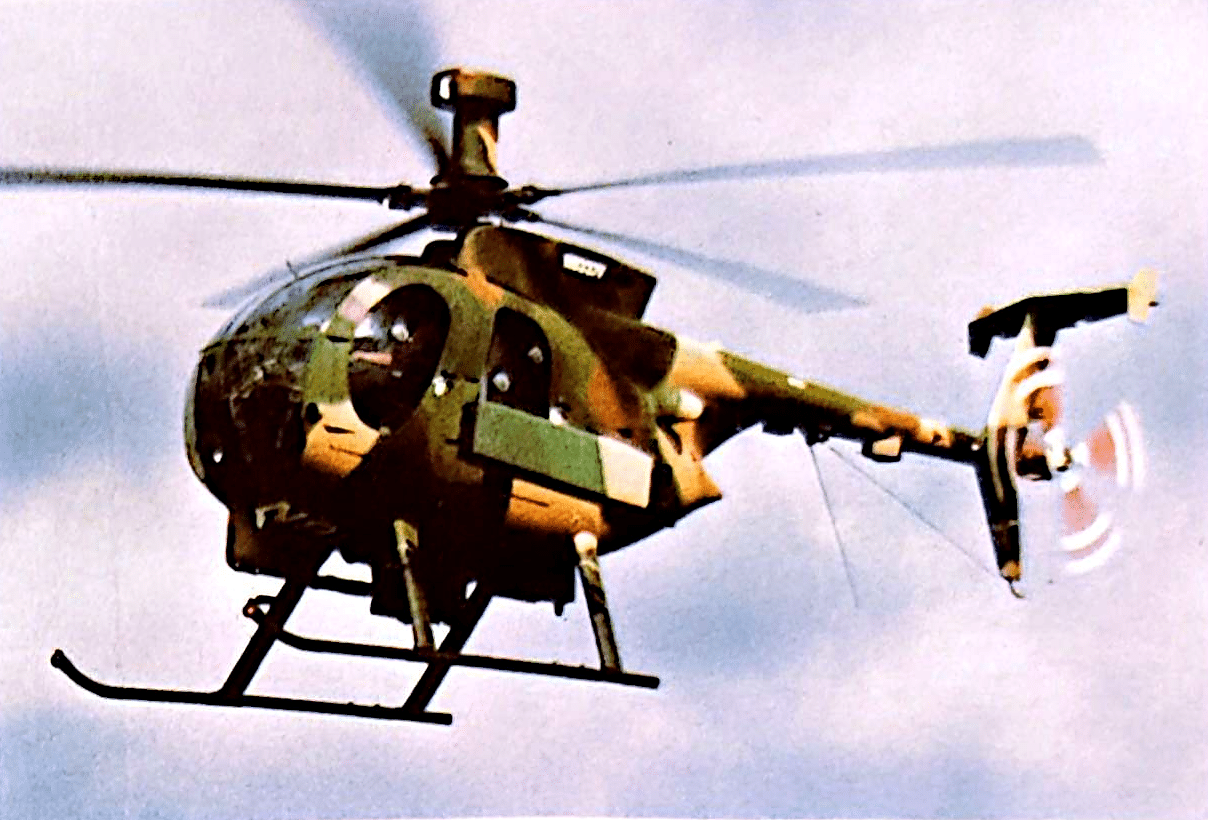 Hughes 500MD Defender con livrea mimetica.