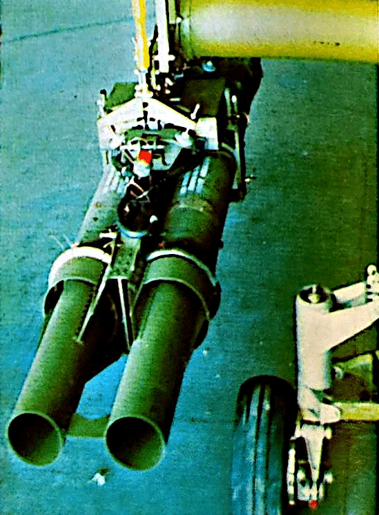 Doppio lanciatore Hughes TOW montato su elicottero.