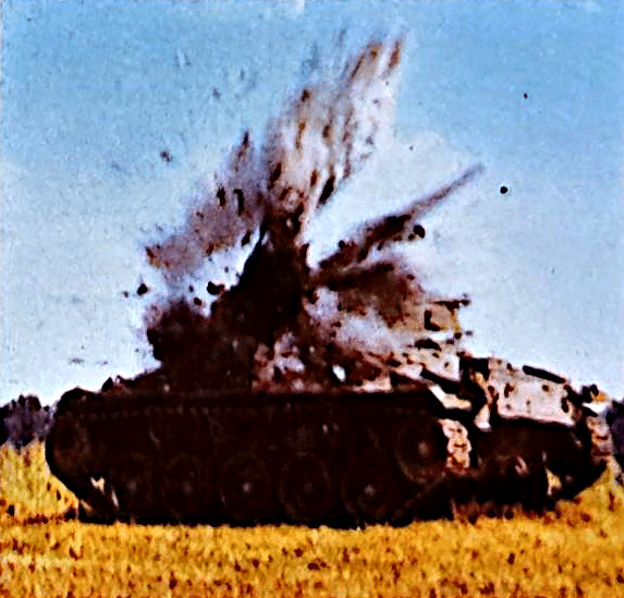 Esplosione dell'impatto di un missile THAD contro un bersaglio.