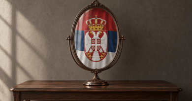 Specchio ovale con lo stemma e il tricolore della Serbia su una consolle in legno
