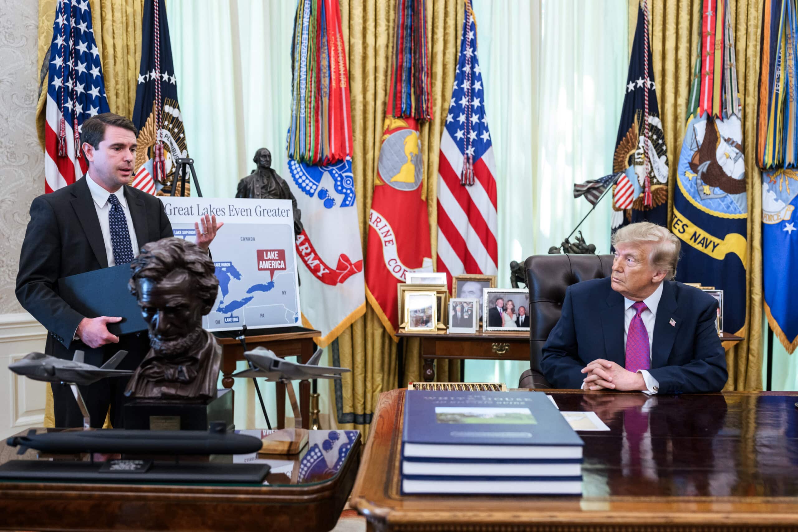 Donald Trump nello Studio Ovale accanto a una mappa con il nome Lake America, il 27 agosto 2026